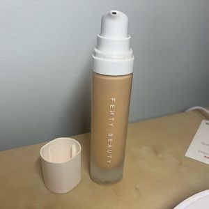 Fenty Beauty Makeup - Pro Filt’r Soft Matte Long Wear foundation 250 Fenty Beauty Makeup - Pro Filt’r Soft Matte Long Wear foundation 250